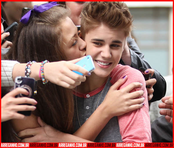 10 Fotos que Provam que Justin Bieber Ama (ou Não) suas Fãs - 05