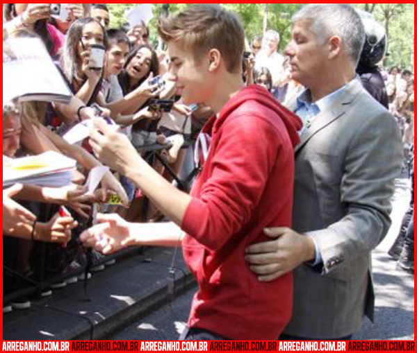 10 Fotos que Provam que Justin Bieber Ama (ou Não) suas Fãs - 11