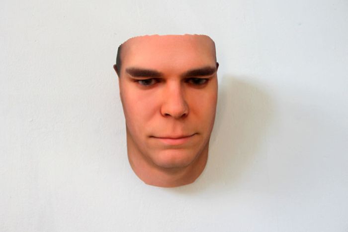 Artista criar rostos 3D de pessoas usando DNA encontrados em objetos descartados por elas nas ruas