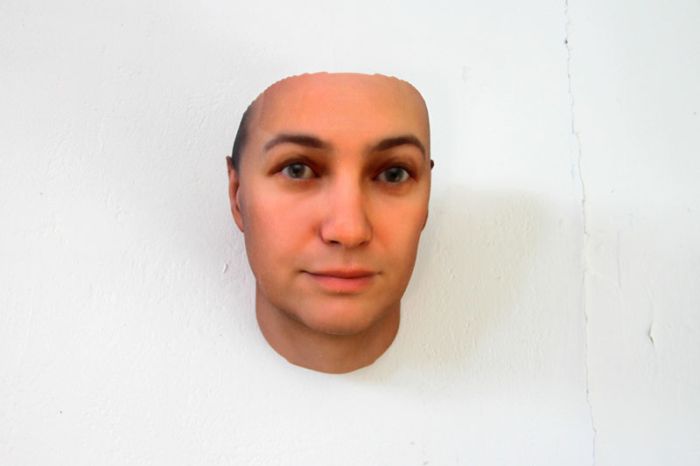 Artista criar rostos 3D de pessoas usando DNA encontrados em objetos descartados por elas nas ruas