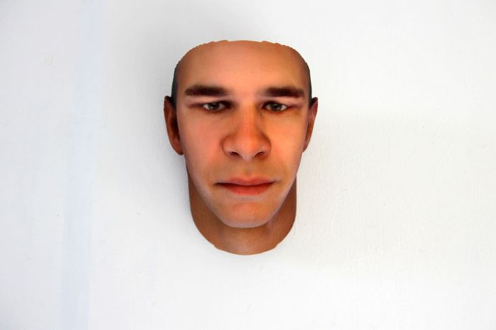 Artista criar rostos 3D de pessoas usando DNA encontrados em objetos descartados por elas nas ruas