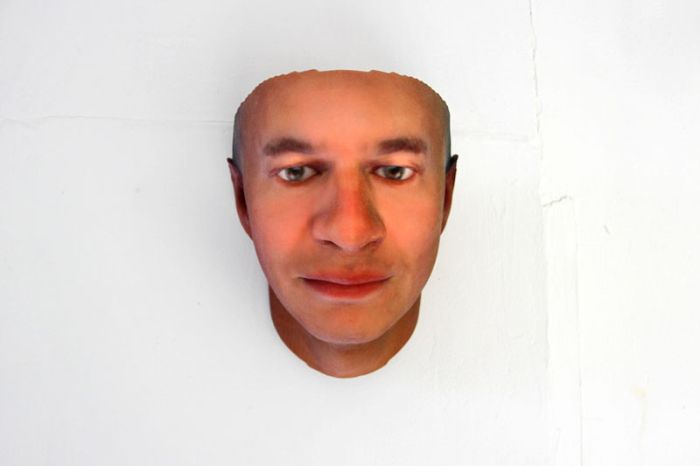 Artista criar rostos 3D de pessoas usando DNA encontrados em objetos descartados por elas nas ruas