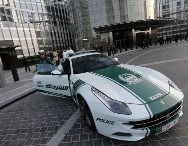 Lamborghini, Camaro, Bentley e até Ferrari entre os carros da polícia de Dubai