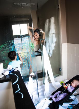 9 Fotos que mostram a realidade sobre cuidar dos filhos