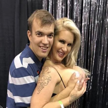 O maior fã de atrizes pornô do mundo curtindo um evento para adultos O maior fã de atrizes pornô do mundo curtindo um evento para adultos