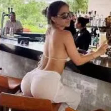 Um criador de galinhas vai ao bar local, senta-se ao lado de uma mulher e pede uma taça de champanhe Um criador de galinhas vai ao bar local, senta-se ao lado de uma mulher e pede uma taça de champanhe